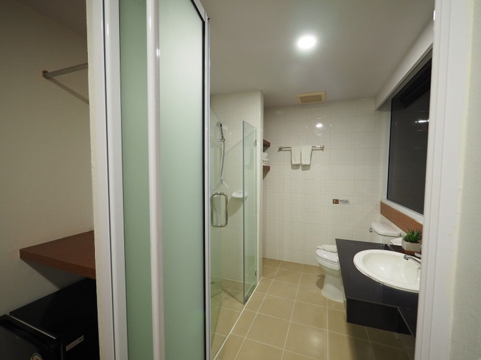 Bathroom 4, PB Grand Hotel, Hat Yai
