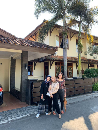 Mawar house 8 (3BR), Salatiga