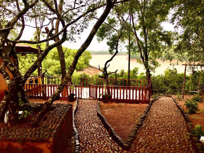 Amazing Water Front Mud House right in the Jungle, Shimoga