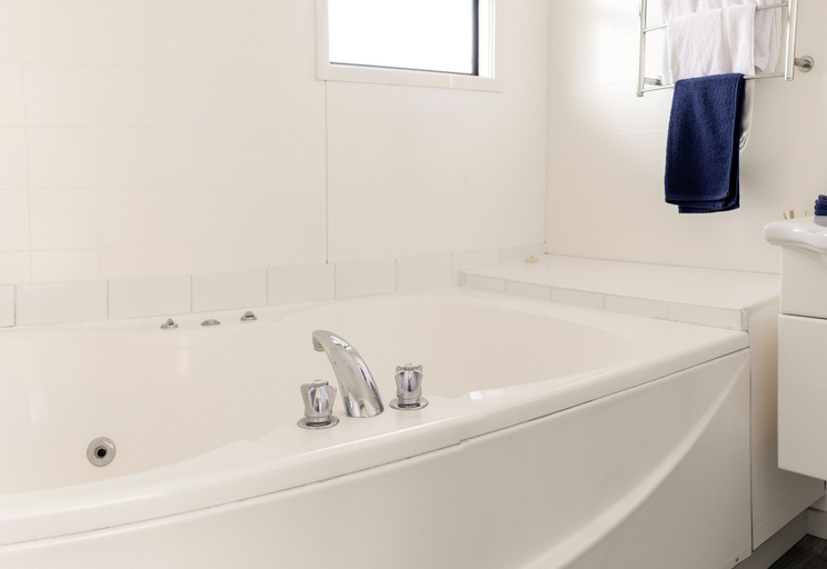 Bathroom 4, Snells Beach Motel, Rodney