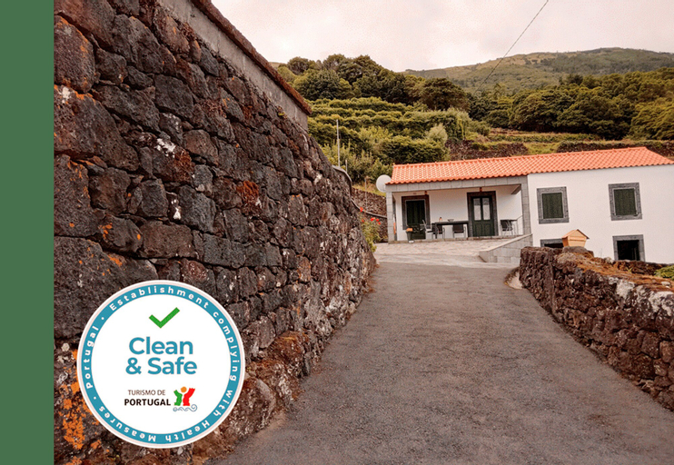 3 bedrooms house with sea view furnished garden and wifi at Santo Amaro 2 km away from the beach, São Roque do Pico