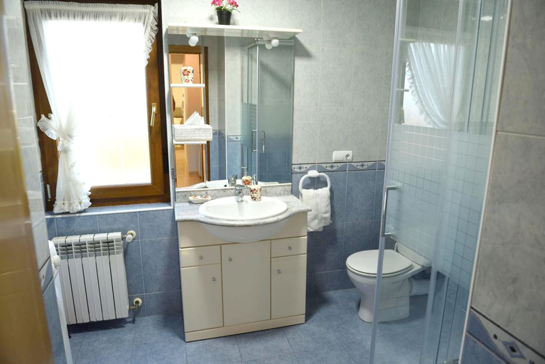Bathroom 5, Cozy apartment in Mogro, 63 m² with private pool!, Cantabria