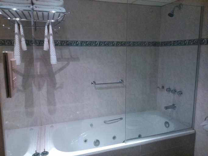 Bathroom 5, Garden Park Hotel, Capital