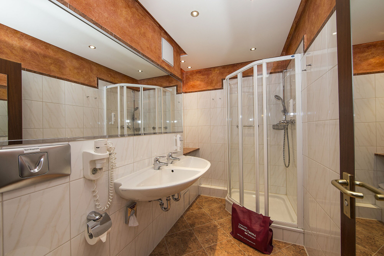Bathroom 4, Johannesbad Thermalhotel Ludwig Thoma, Passau