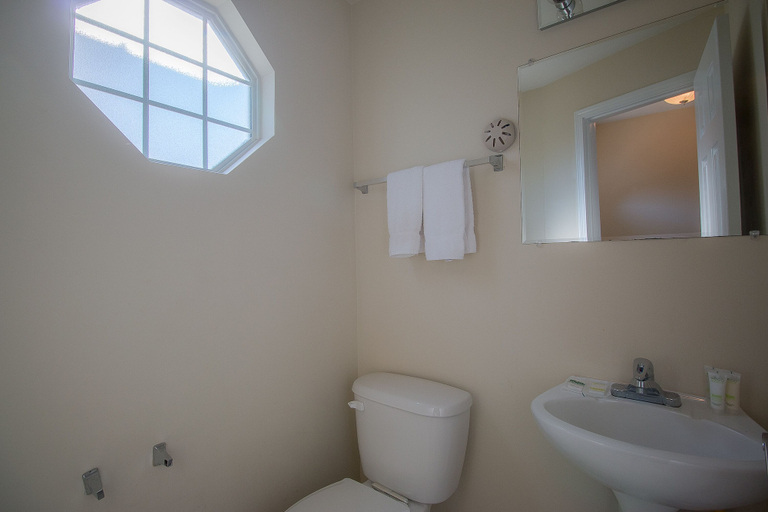 Bathroom 2, Oak Shores 138, Harrison