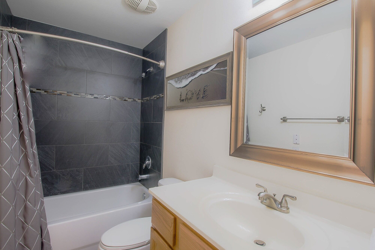 Bathroom, Oak Shores 129, Harrison