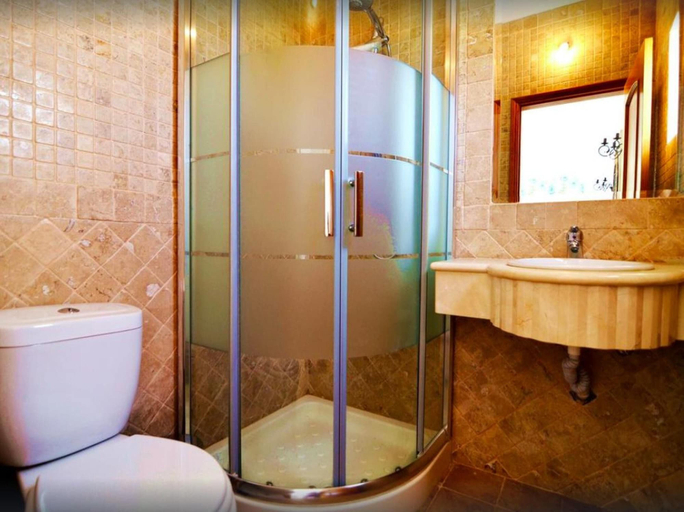 Bathroom 5, Elegant villa with sea view in Loule + private pool, Loulé