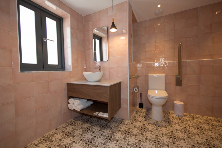 Bathroom 4, Lady Todd