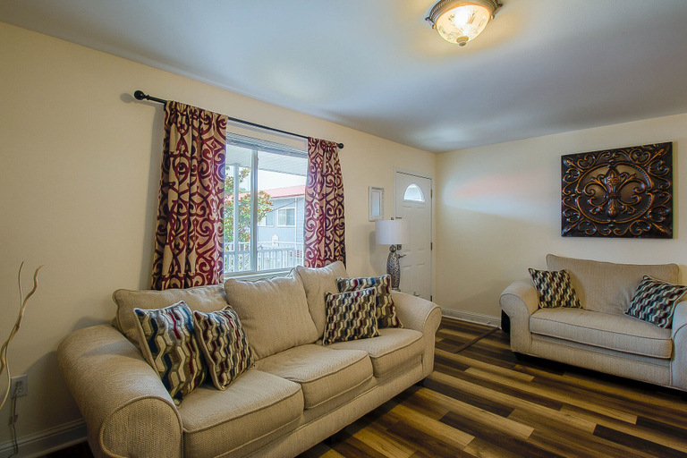 Public Area 2, Oak Shores 129, Harrison