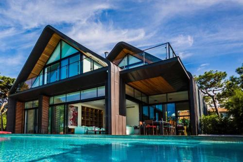 ODIN BEACH KEYWEEK Beachfront Architect Villa with Pool in Anglet, Pyrénées-Atlantiques