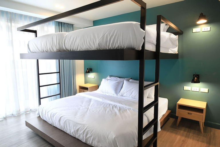 simply Quad Room with Balcony, Bang Rak