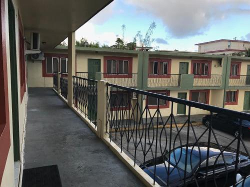 2 BEDROOM / 1 BATH ONLY 5 MINUTES AWAY FROM BANK OF HAWAII, 