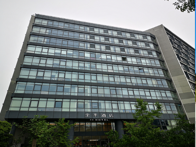 Exterior & Views 13