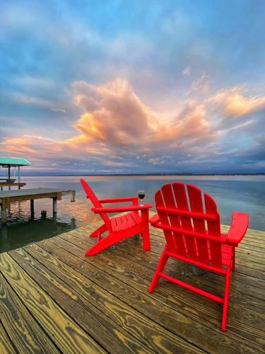 Cast Away On wine trail with kayaks fire pit, Ontario