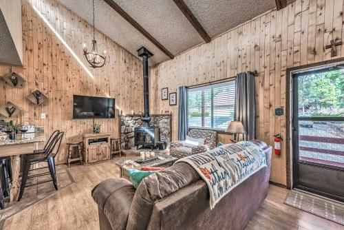 Southwestern Retreat with Deck and 15 Mi to Ski!, Lincoln