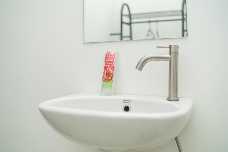 Bathroom 4, RedDoorz Near Bundaran Ciceri, Serang