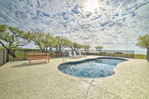 Spacious Copano Bay Retreat with Porch and Yard!, Refugio