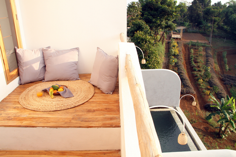 Exterior & Views 28