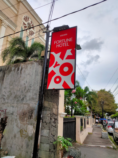 Exterior & Views 2, OYO 90499 Hotel Fortune, Manado