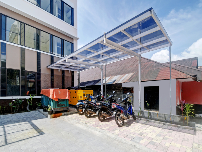 Exterior & Views 2, OYO 90499 Hotel Fortune, Manado