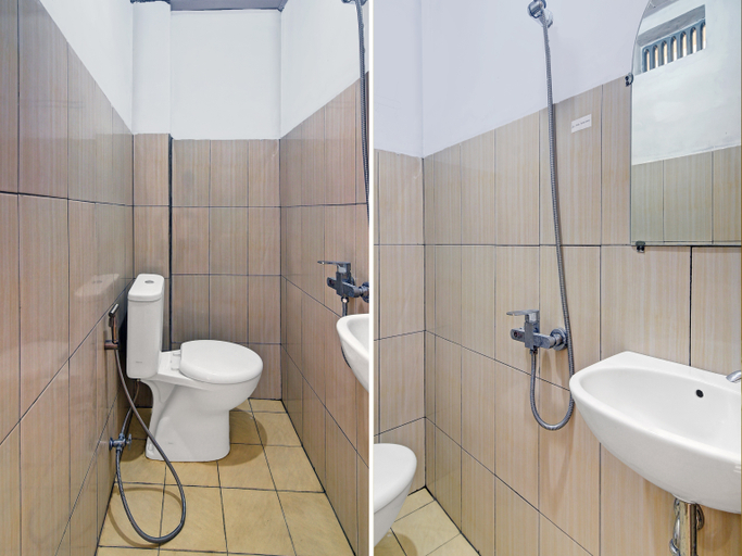 Bathroom 4, OYO 90499 Hotel Fortune, Manado