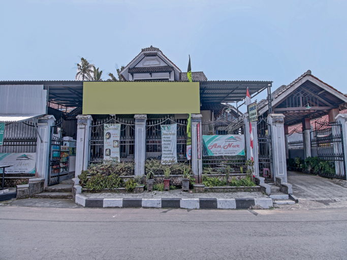Exterior & Views 2, OYO 90543 An-nur Guest House Syariah, Kuningan
