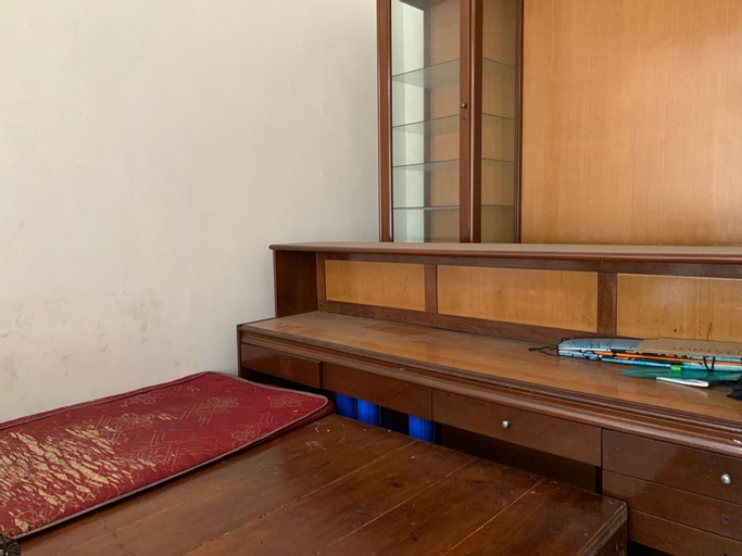 Public Area 3, OYO 90699 Yellow White Guesthouse Palu, Palu