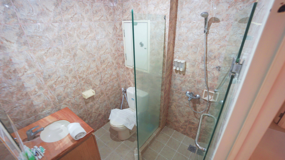 Bathroom 5, Apartment Galeri Ciumbuleuit 1 by Naisha, Bandung