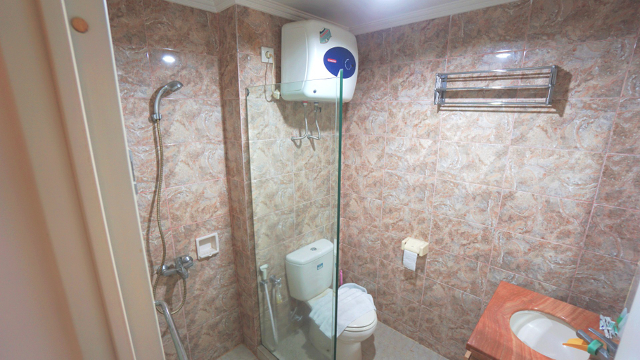Bathroom 4, Apartment Galeri Ciumbuleuit 1 by Naisha, Bandung