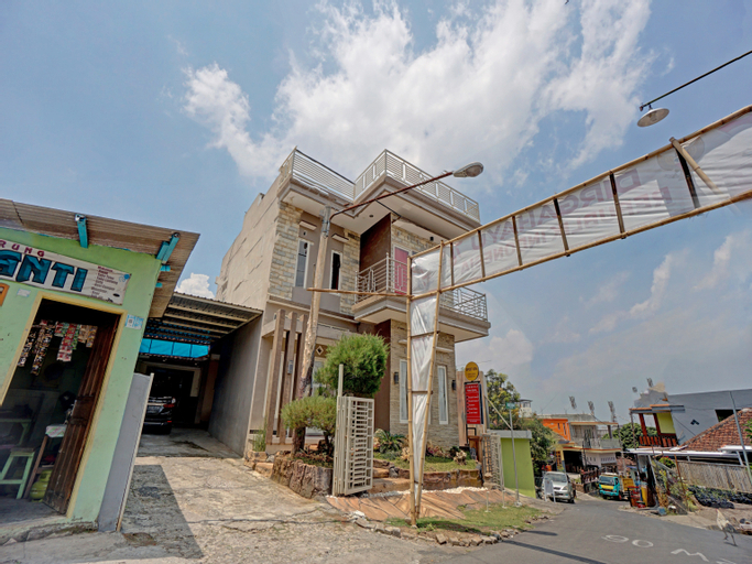 SPOT ON 90664 Adem Ayem Homestay (temporarily closed), Malang