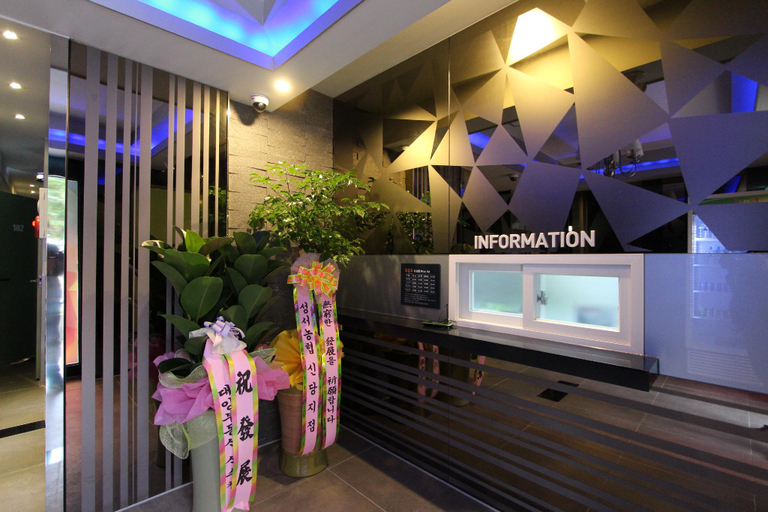 Public Area 2, Line Motel, Buk