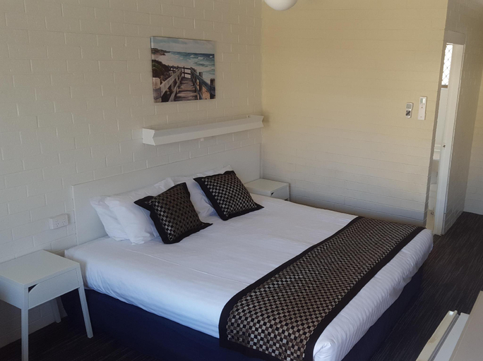 Bedroom 3, Coastal Bay Motel Coffs Harbour, Coffs Harbour - Pt A