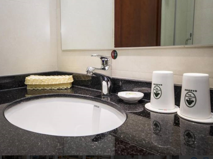 Bathroom 3, GreenTree Inn Qinhuangdao Railway Station Square Express Hotel, Qinhuangdao