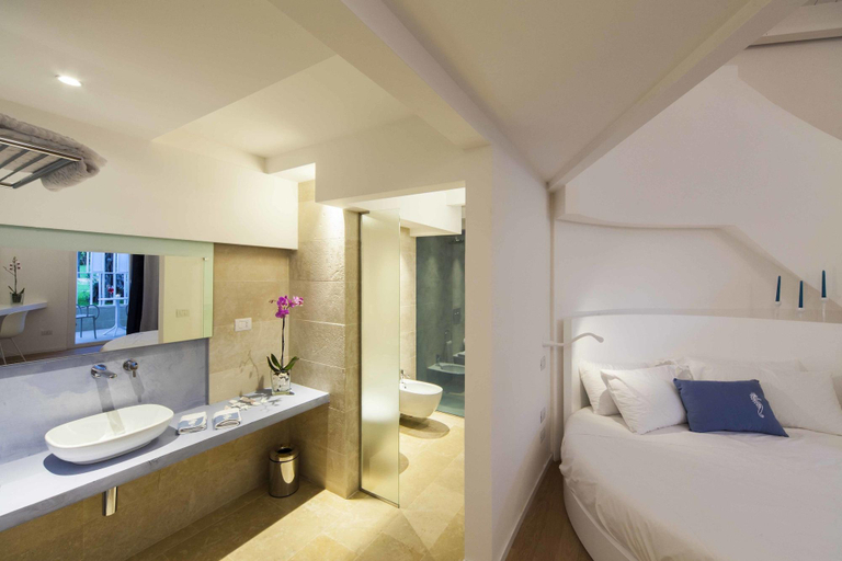 Bathroom 5, Calapetra Resort, Syracuse
