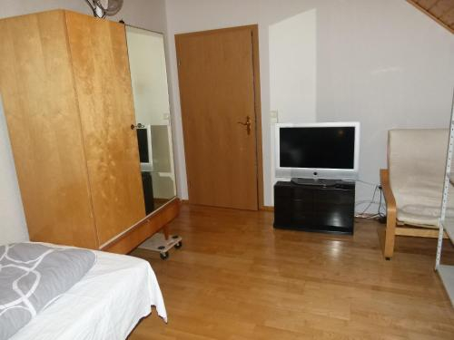 Große 4 Zimmer Whg, 3 Bedrooms flat, big living Kitchen, many parking places, Wlan, Sat TV, Main-Taunus-Kreis