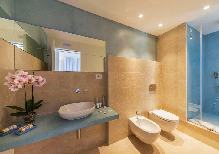 Bathroom 5, Calapetra Resort, Syracuse
