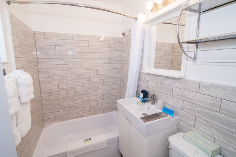 Bathroom 5, Great Escape Inn, Broward