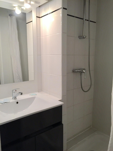 Bathroom 4, Hotel Villa du Parc, Nièvre