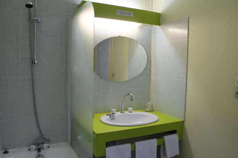 Bathroom 4, Hotel Napoleon, Manche