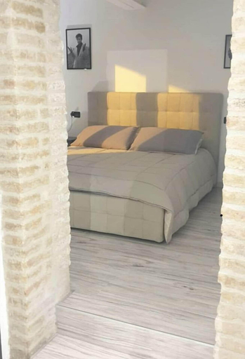Bedroom 5, Mentore R&B, Parma