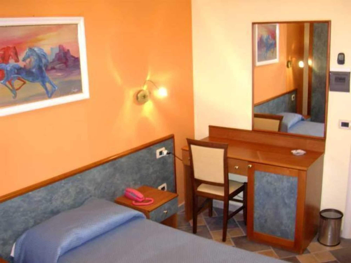 Bedroom 3, Blumentag, Cosenza