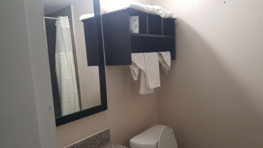 Bathroom 3, Regency Inn & Suites, Escambia