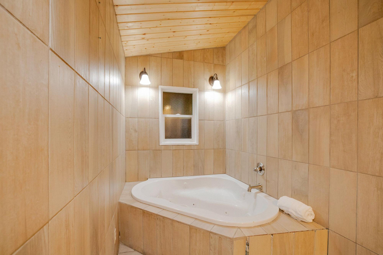 Bathroom 4, Arrowhead Tree Top Lodge, San Bernardino