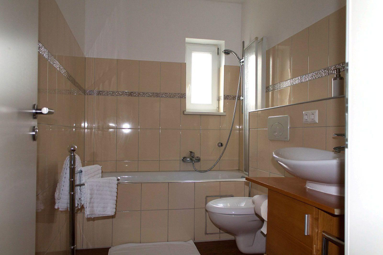 Bathroom 5, Hotel SleepInn Volkspark, Hamburg