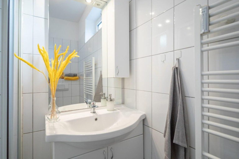 Bathroom, Beautiful Apartment 2 BR & Cosy Kitchen +Parking, Hamburg