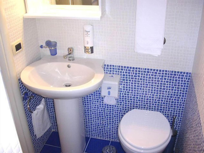 Bathroom 4, Blumentag, Cosenza
