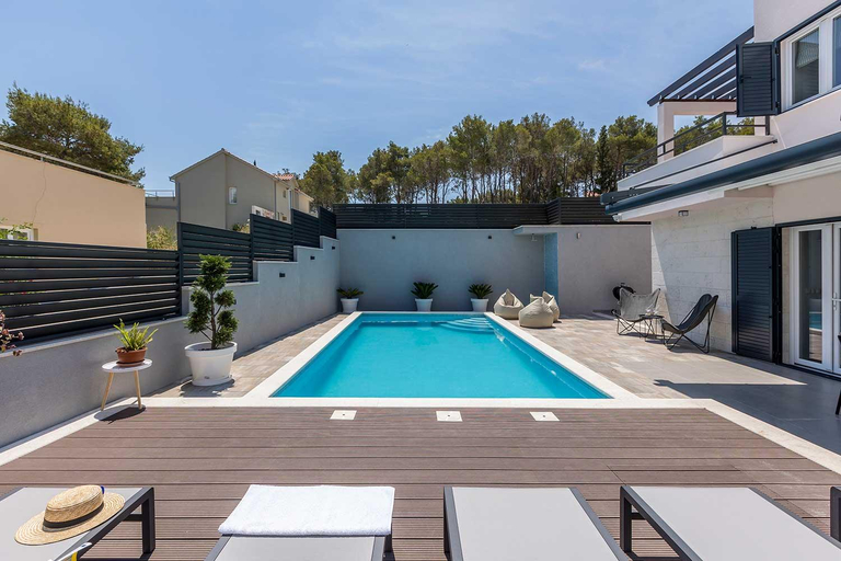 Sport & Beauty 2, Modern villa by the sea with outdoor swimming pool, Milna