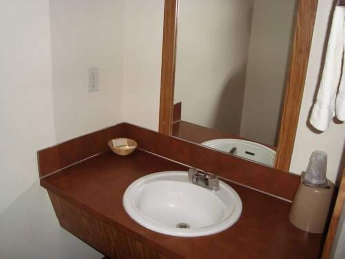 Bathroom, Willow Springs Motel, Spokane