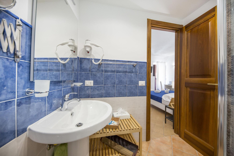Bathroom 3, Cefalu in Blu, Palermo