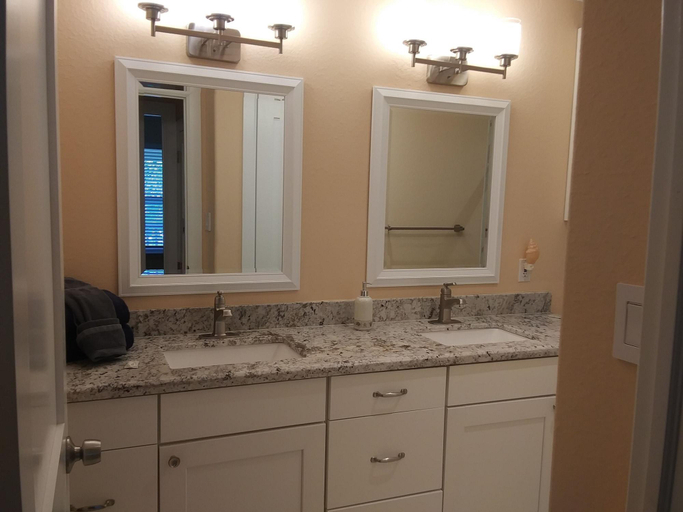 Bathroom 5, Executive Keys Condominiums on the Beach, Nueces